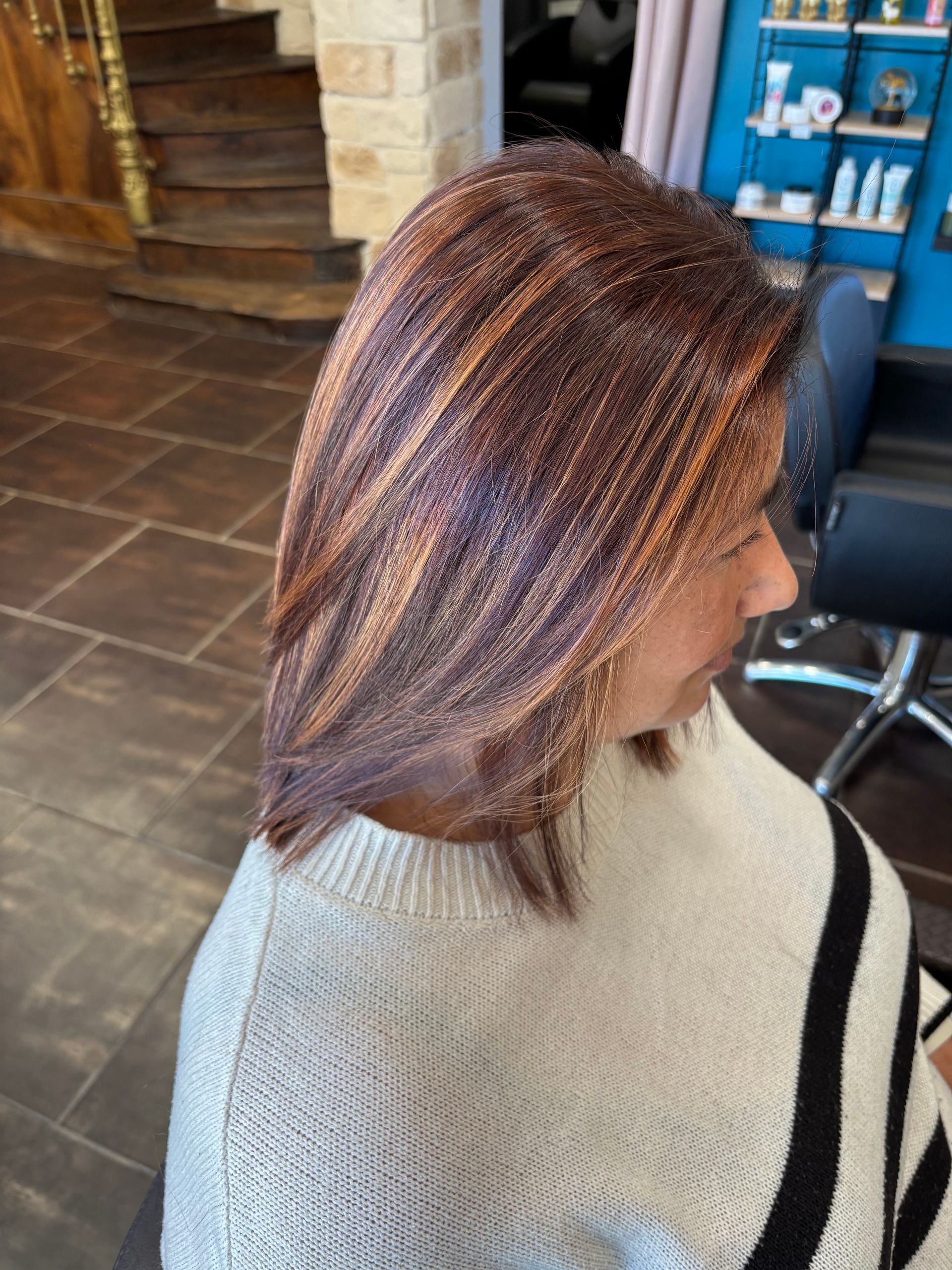 Balayage sur cheveux raides en gros plan.