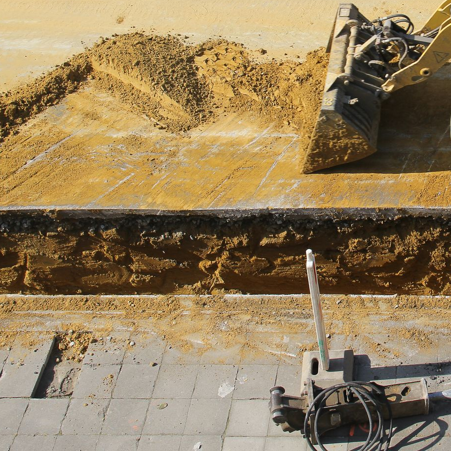 Excavatrice enlevant la terre d'un chantier de construction.