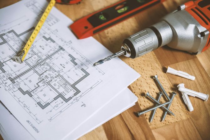 Una habitación vacía con suelo de madera y paredes blancas.