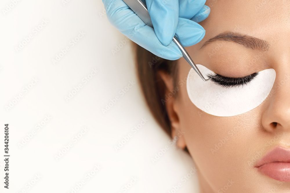 HER nails - Frau bei der Wimpernbehandlung