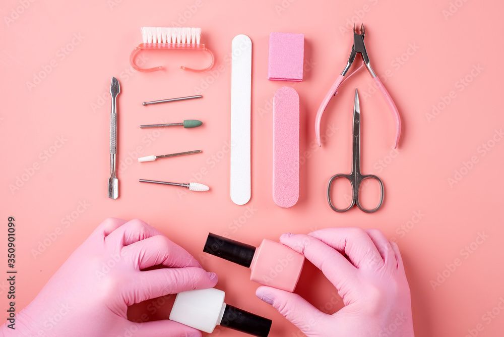 HER nails - Utensilien zur Nagelpflege auf pinkem Tisch