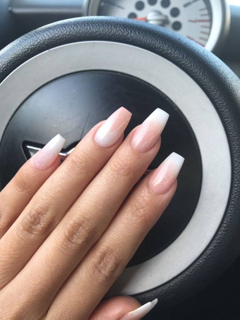 HER nails - Frisch lackierte Fingernägel