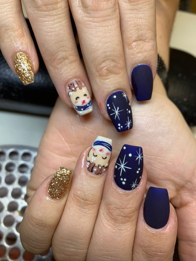 HER nails - Liebevoll dekorierte fingernägel mit Cartoonmuster und Sternen