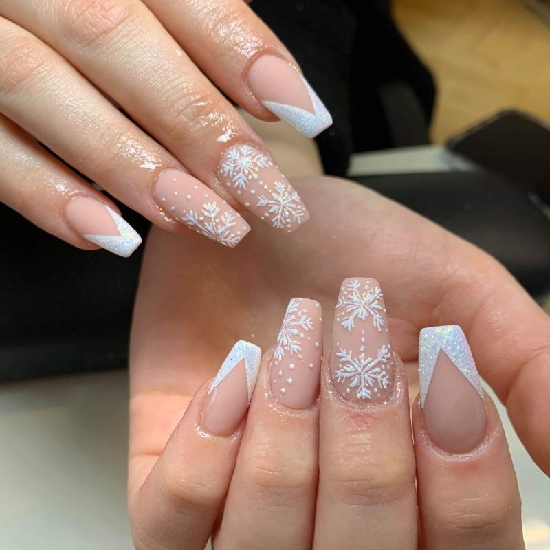 HER nails - Frisch lackierte Fingernägel mit Schneemotiven