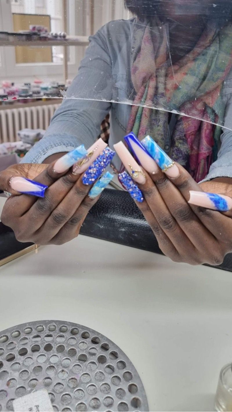 HER nails - Aufwendig dekorierte Fingernägel in mehreren Farben und mit Strasssteinen