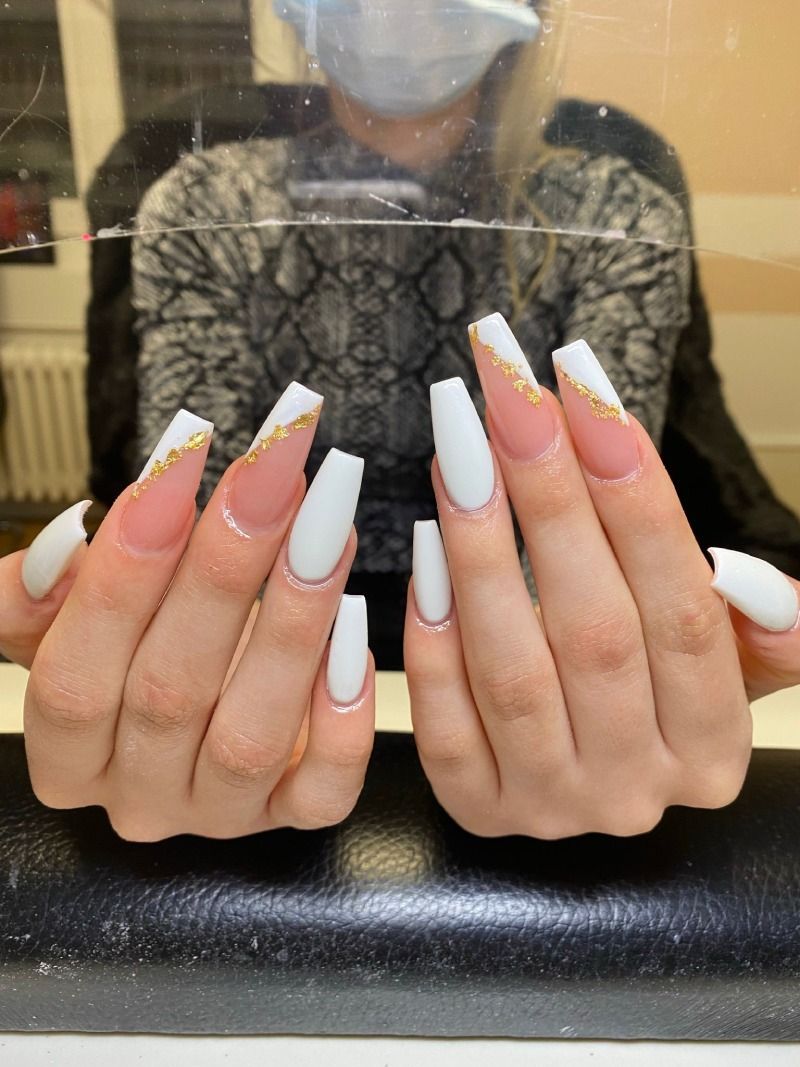 HER nails - Frisch lackierte Fingernägel in Weiss und Rosa