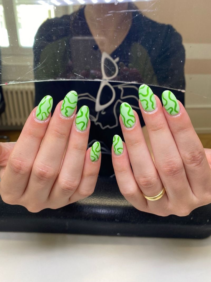 HER nails - Frisch lackierte Fingernägel in Grün