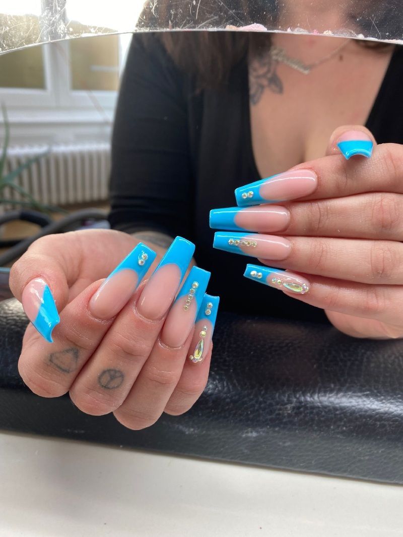 HER nails - Frisch lackierte Fingernägel mit blauen Spitzen und Strasssteinen
