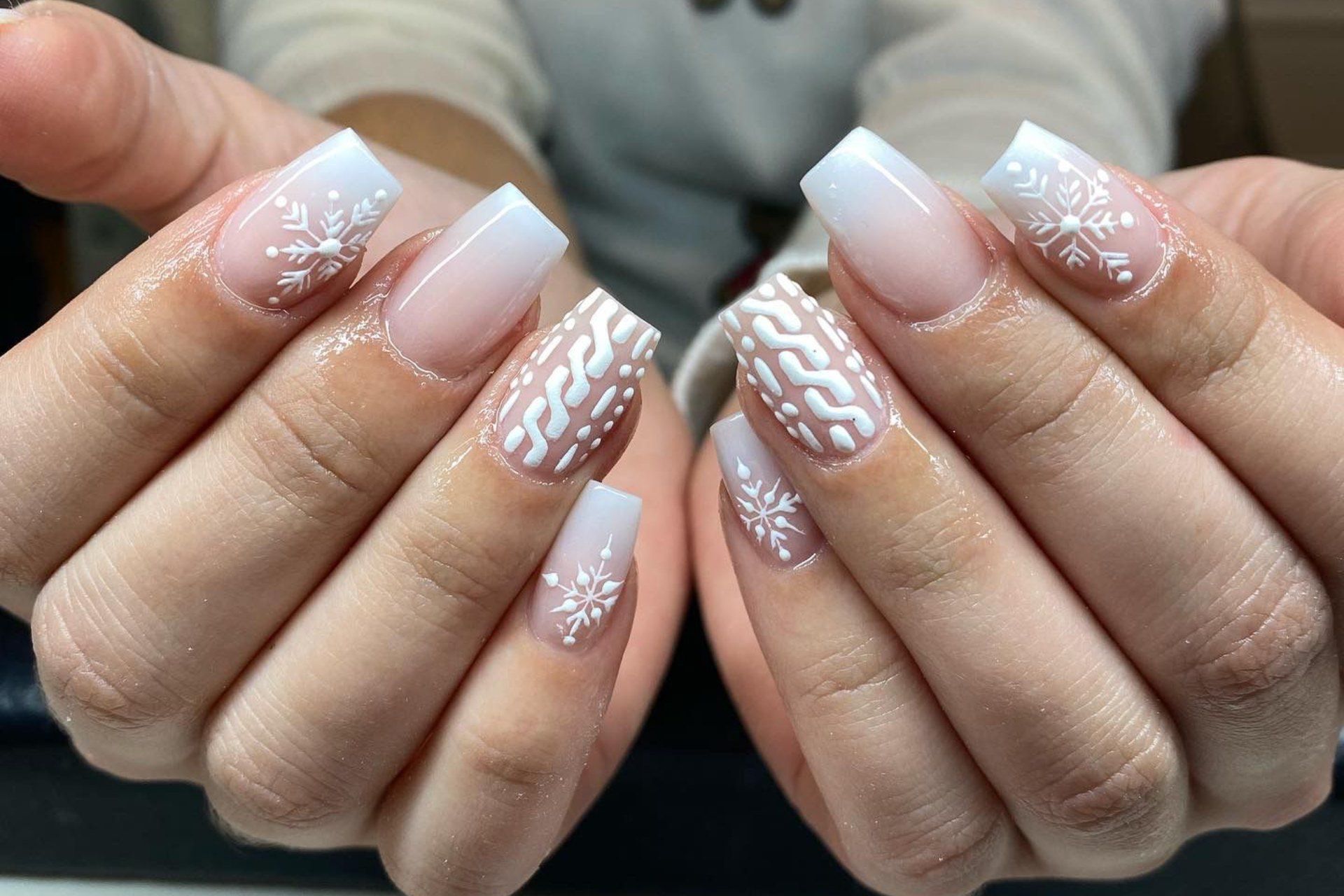 HER nails - Pinkweisse Nägel mit dekorativen Mustern