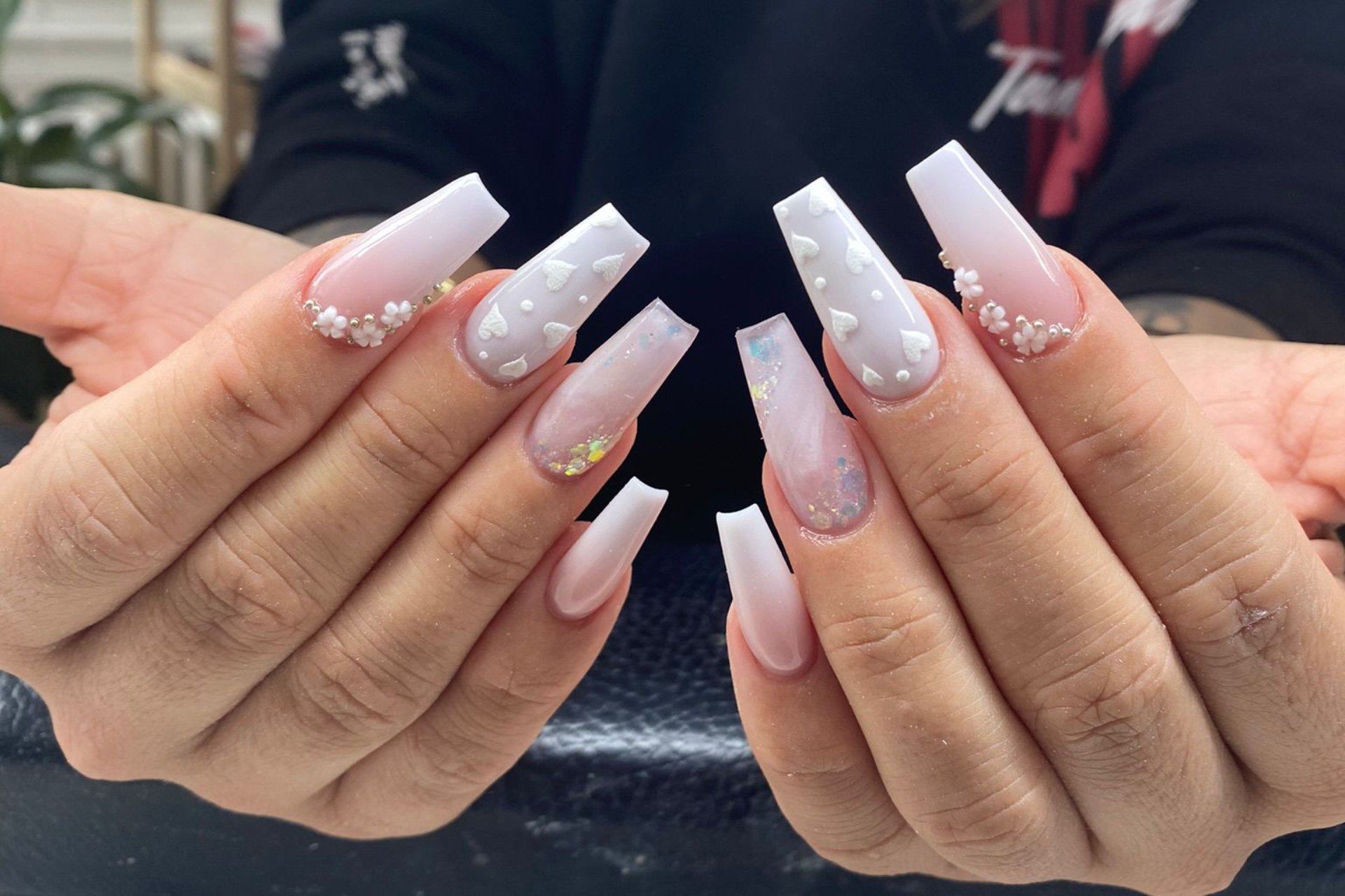 HER nails - Pinkweisse Nägel mit dekorativen Mustern