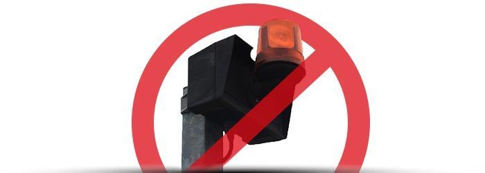 Un symbole rouge d'interdiction sur un écran noir avec une lumière orange.