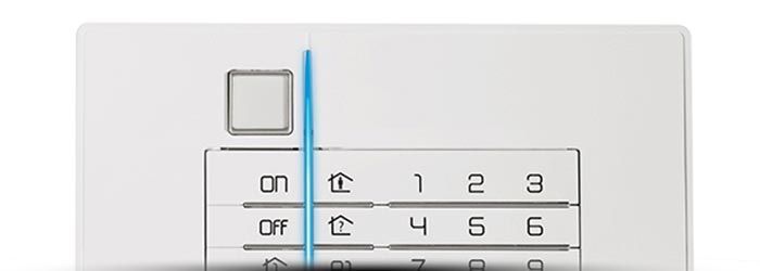 Gros plan sur un clavier blanc avec des caractères et des chiffres coréens, délimité par une ligne bleue verticale.