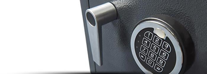 Gros plan sur une serrure à clavier numérique sur une porte en métal foncé