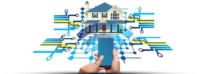 Smartphone affichant une maison connectée à des lignes de réseau numérique et des icônes