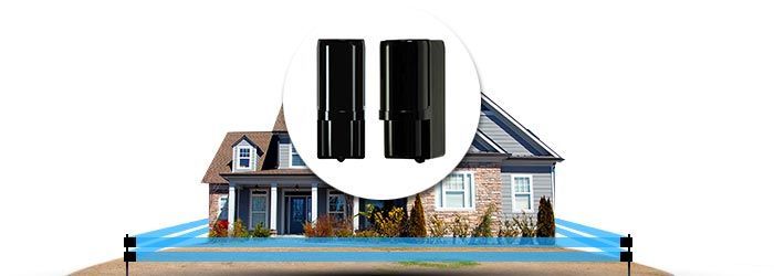 Maison aux volets noirs et aux fondations bleues, présentée avec un gros plan des stores.