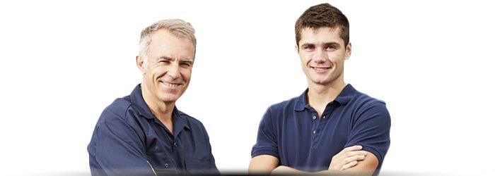 Deux hommes en chemises bleu marine souriant sur fond blanc