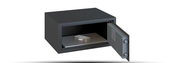 Coffre-fort noir ouvert, porte entrouverte et étagère à l'intérieur