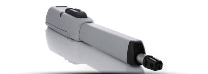 Bras prothétique robotique gris avec connecteur noir