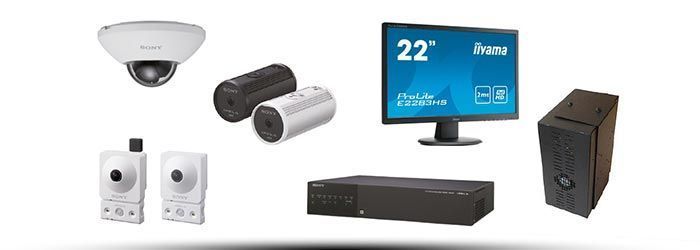 Système de caméras de sécurité avec caméra dôme, caméras bullet, moniteur, enregistreur numérique (DVR) et onduleur (UPS) sur fond blanc