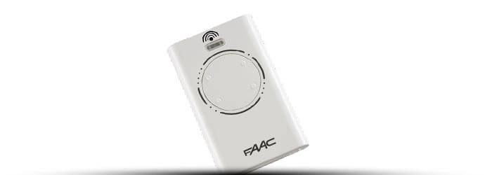 Télécommande blanche à cadran circulaire, présentée légèrement de biais sur fond blanc