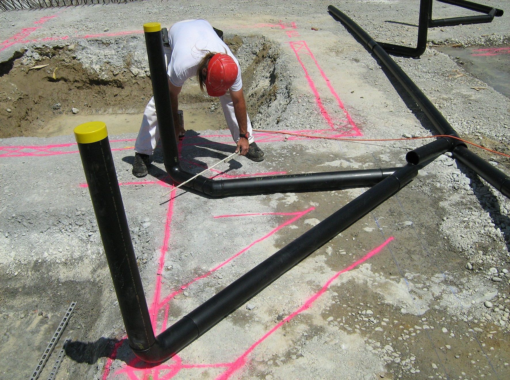 Ein Mann in einem grünen Hemd arbeitet in einem Lagerhaus.