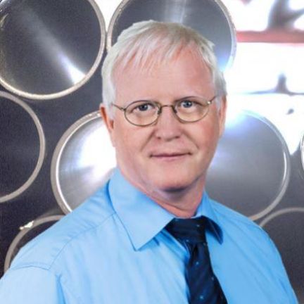 Ein Junge in einem grünen Hemd mit der Aufschrift „einer kam durch“ über ihm