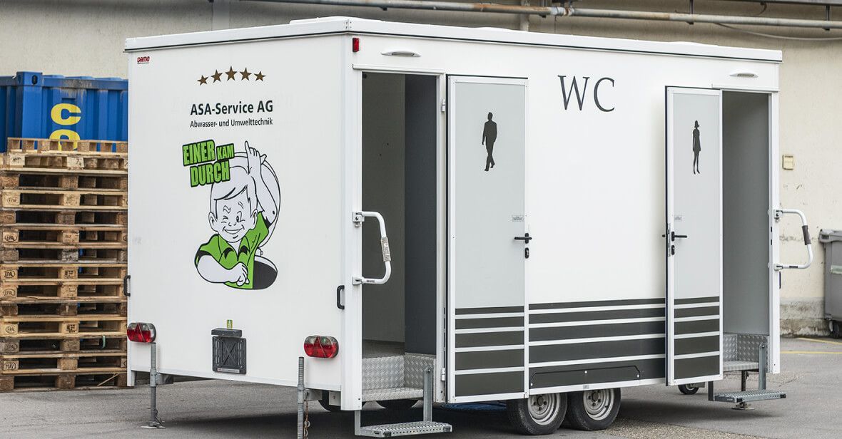 Weißer mobiler Toilettenwagen mit zwei WC-Einheiten; Türen zum Öffnen.