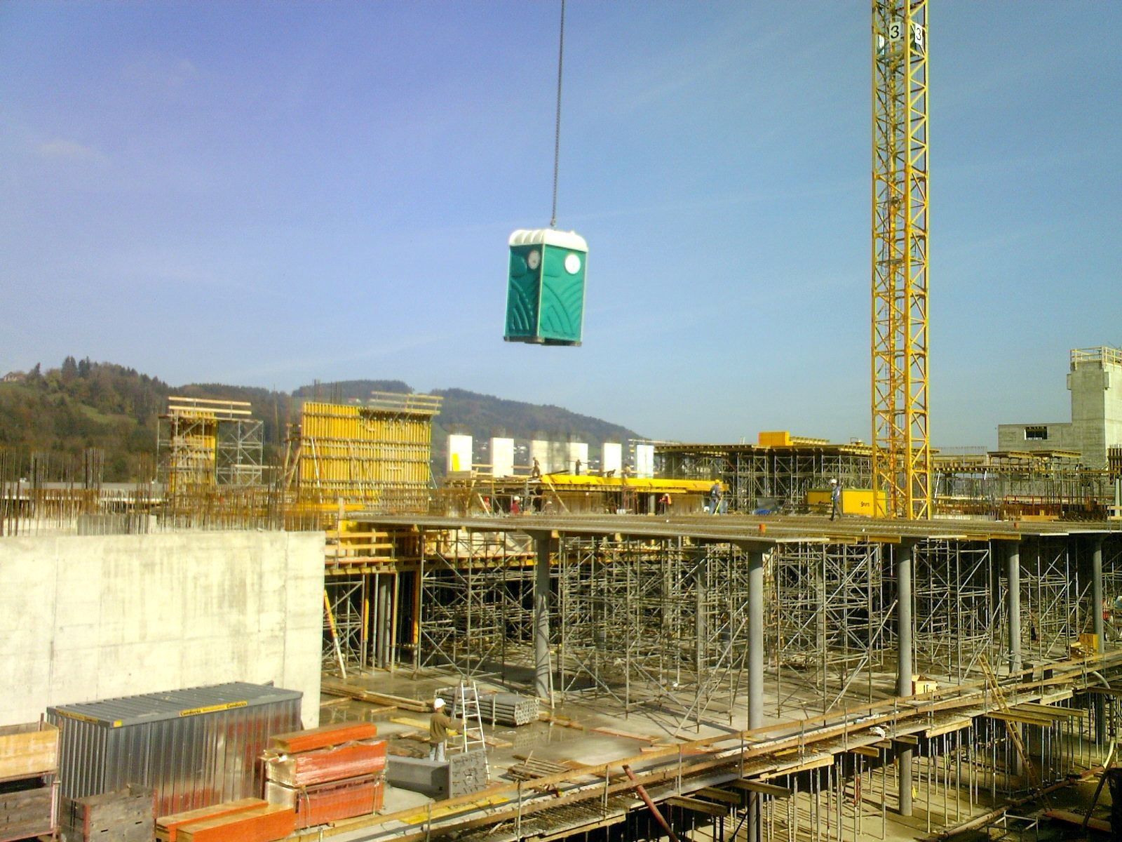 Drei mobile Toiletten stehen nebeneinander auf einem weißen Hintergrund.