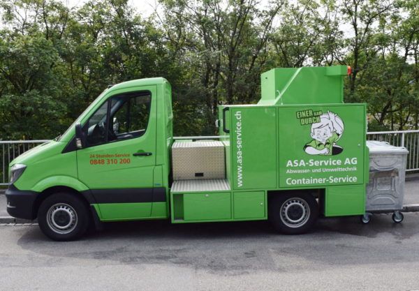 Ein grüner Lieferwagen mit der Aufschrift „ASA Service AG“ auf der Seite
