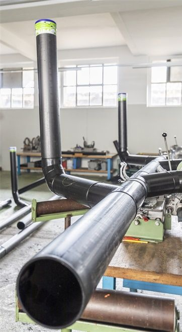 Eine Person arbeitet in einer Fabrik an einer Maschine.