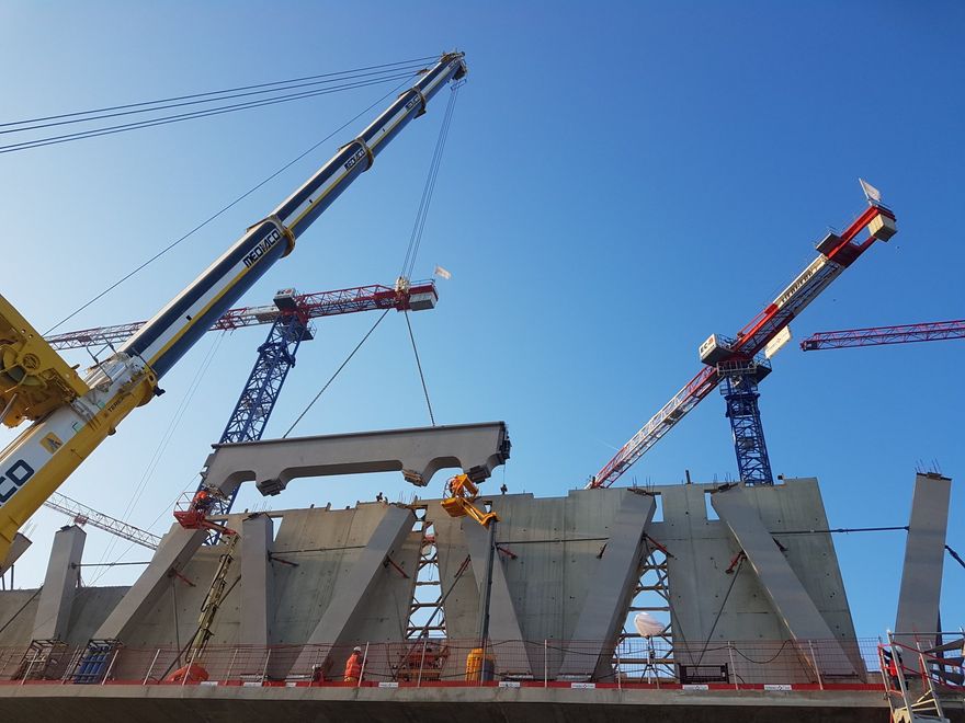 Construction d'une grande structure extérieure en béton