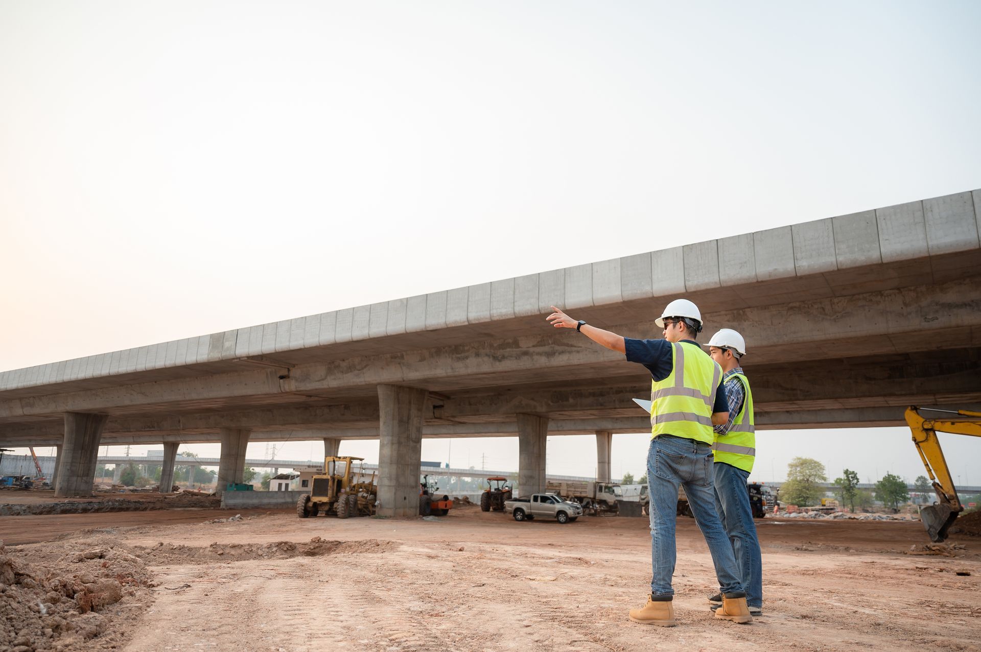 Deux chefs de chantier observant un pont