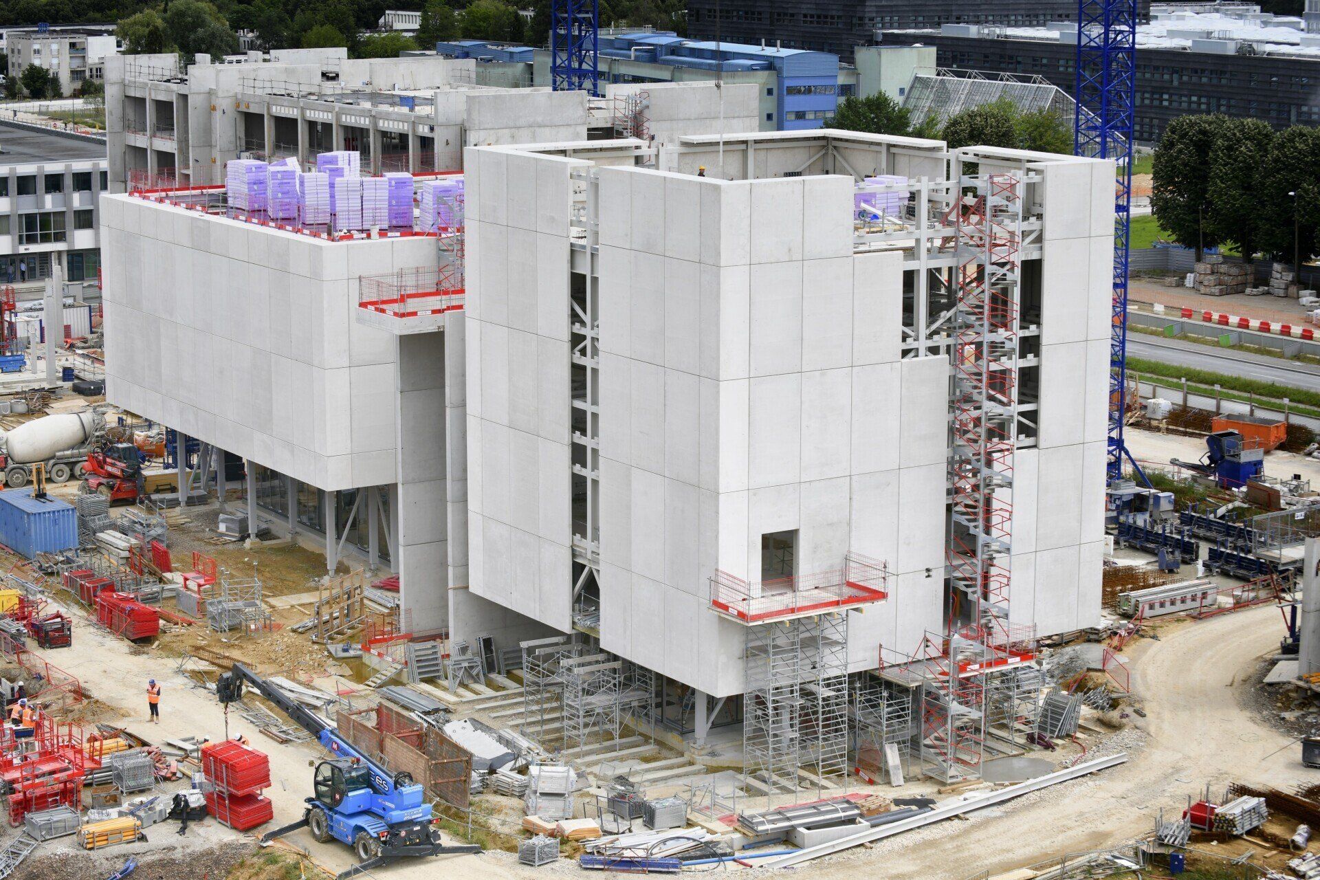 Grand bâtiment en cours de construction