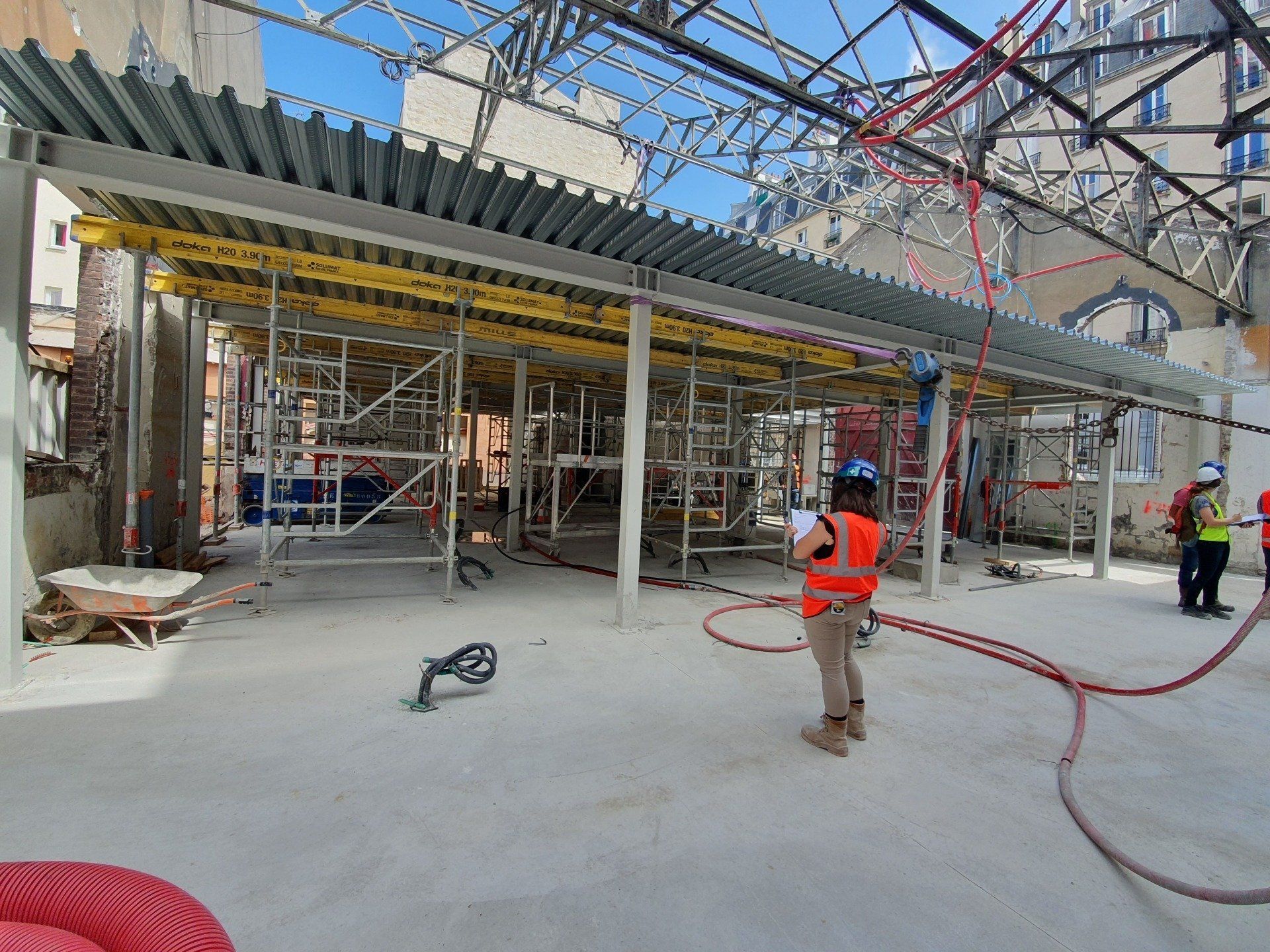 Plusieurs techniciens autour d'un chantier