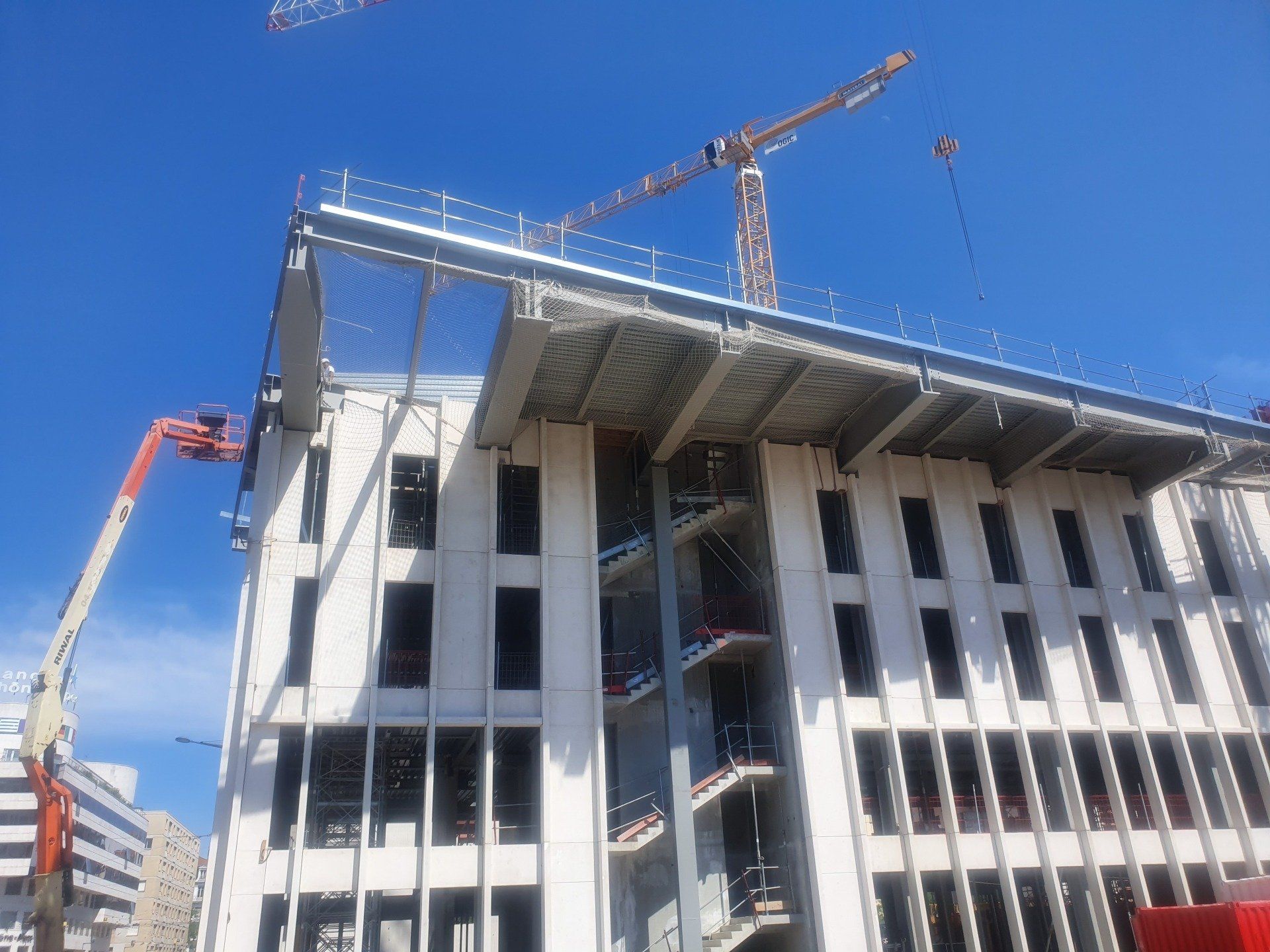 Construction d'un grand bâtiment avec une terrasse de toit