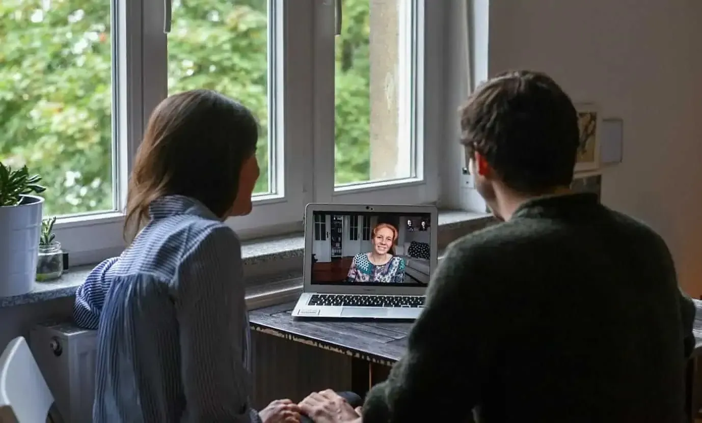 Personen bei Videoanruf