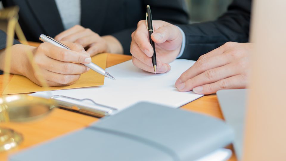 Personen bei Vertrasunterzeichnung
