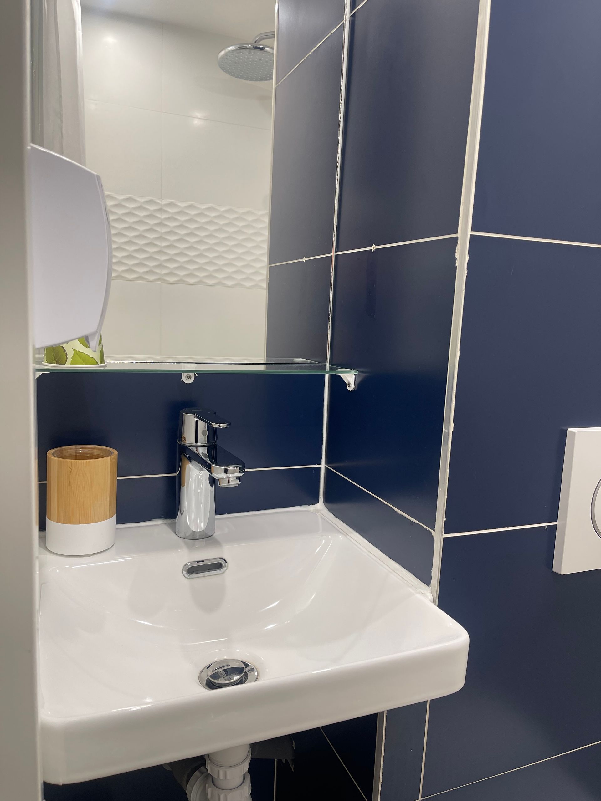 Salle de douche BRITHOTEL La Bonne Etape