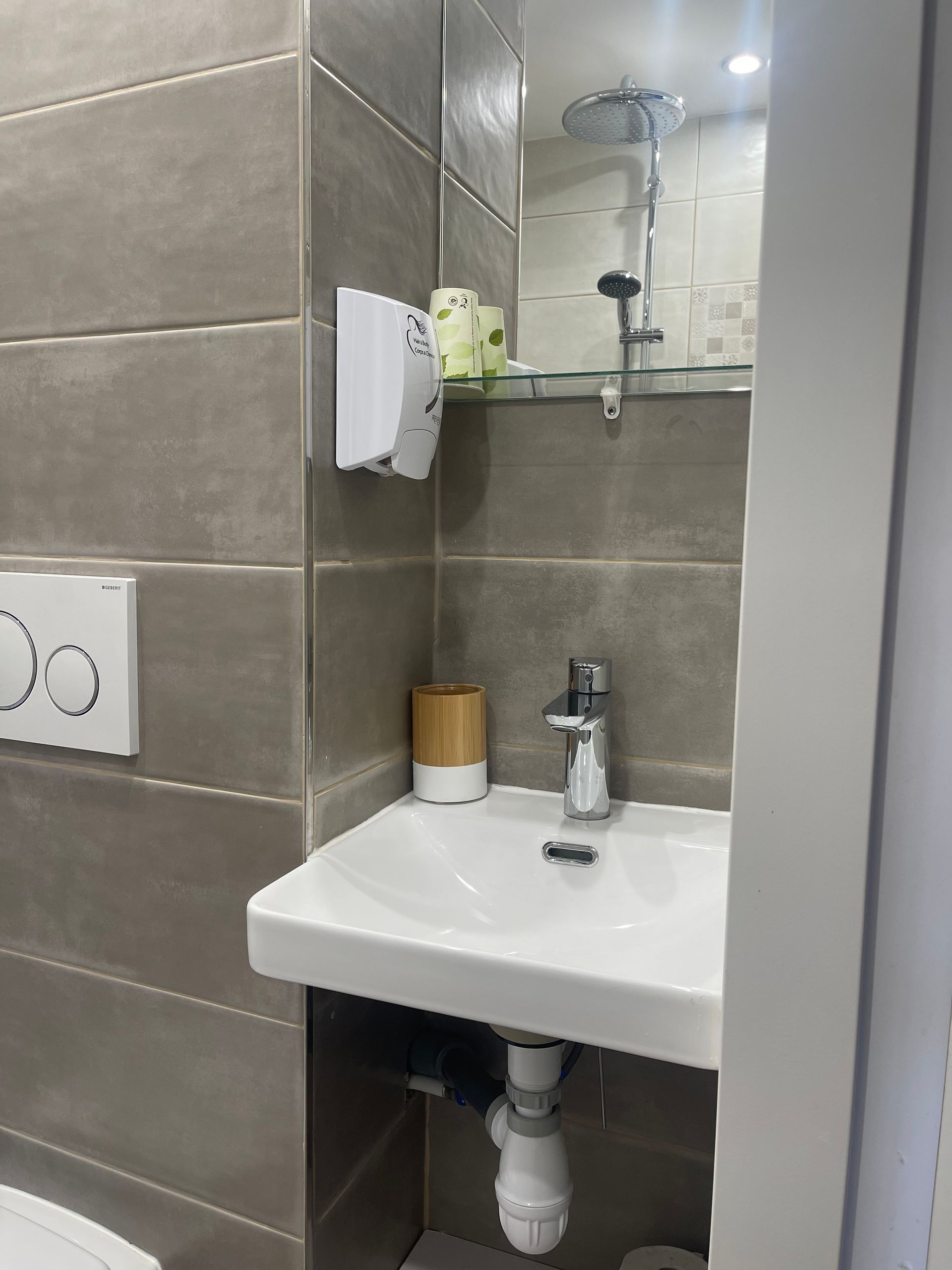 Salle de douche BRITHOTEL