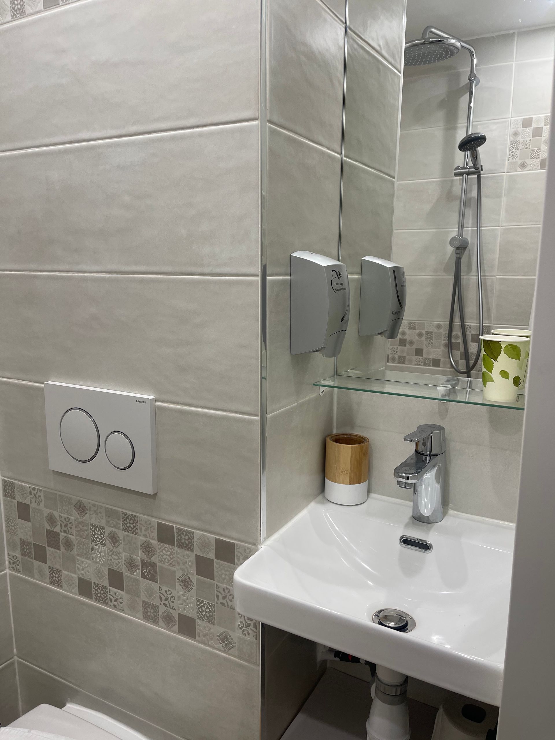 Salle de douche BRITHÔTEL La Bonne Étape