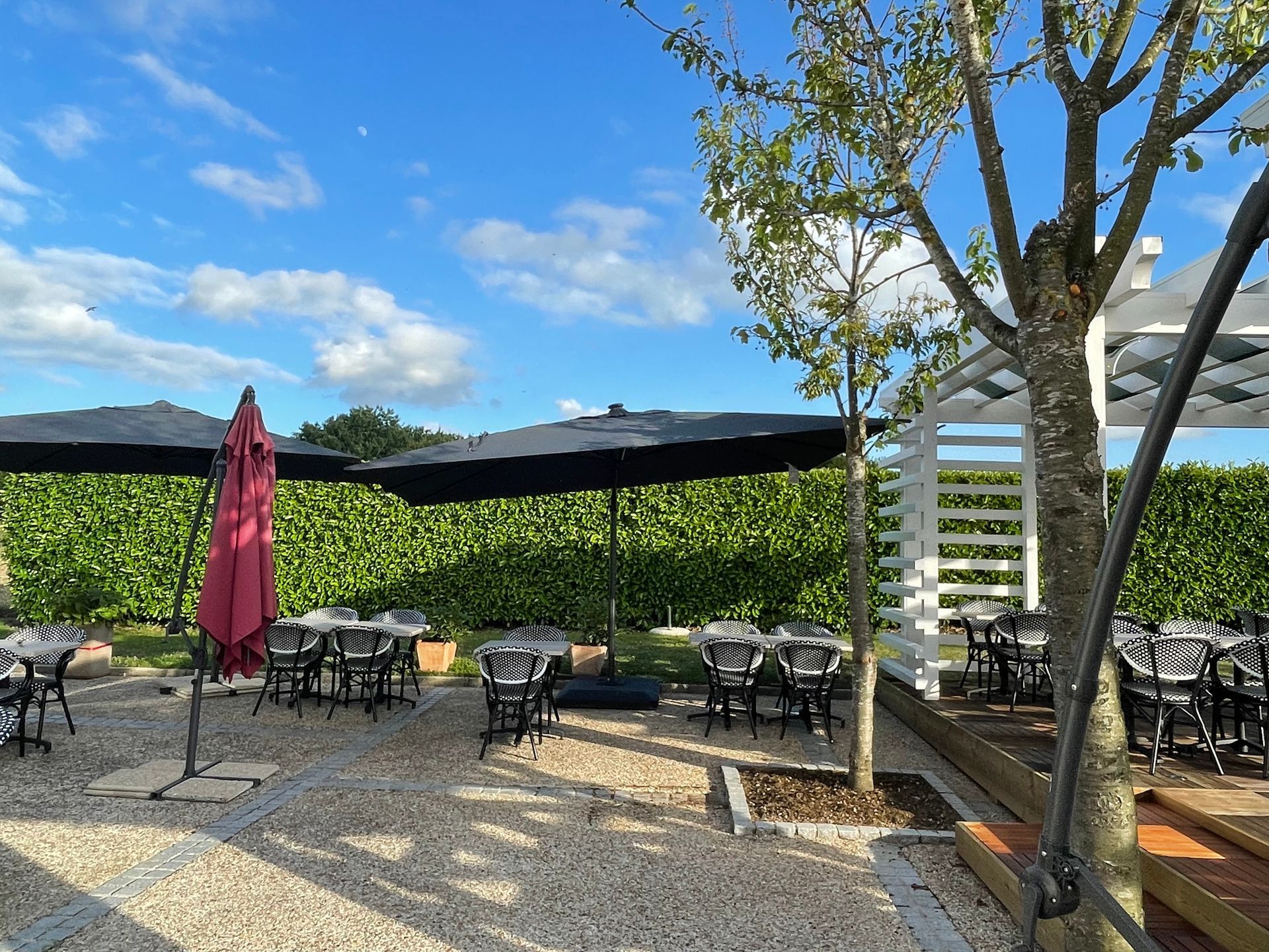 Terrasse restaurant BRITHOTEL La Bonne Etape