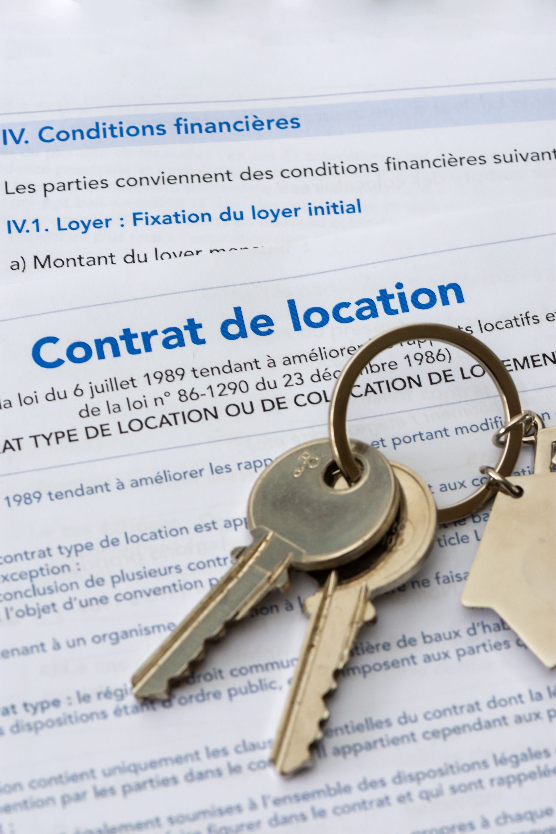 Des clés sur un anneau reposent sur un contrat de location français.