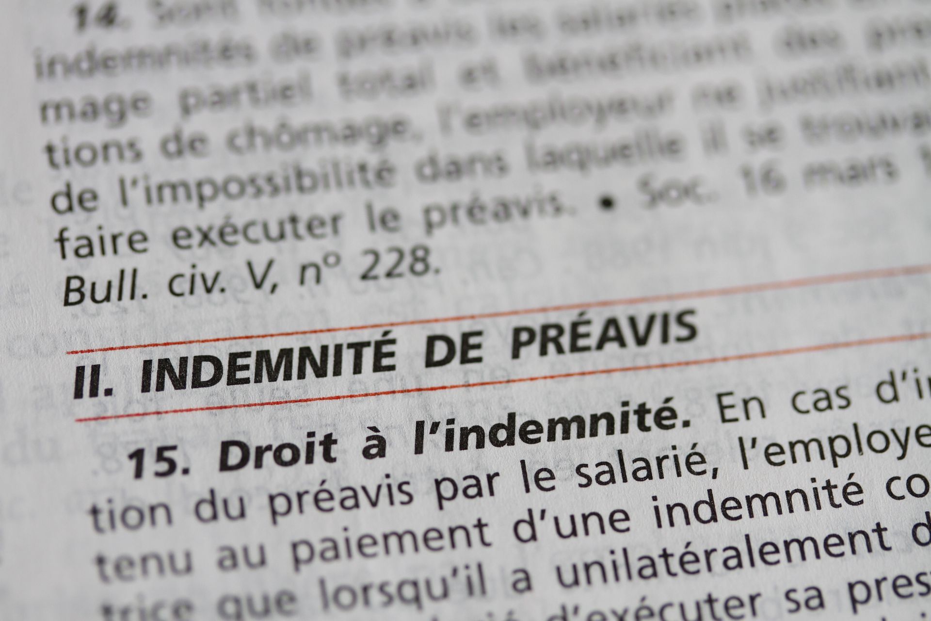 Gros plan sur une page de document. Le texte traite de l'indemnité de préavis.
