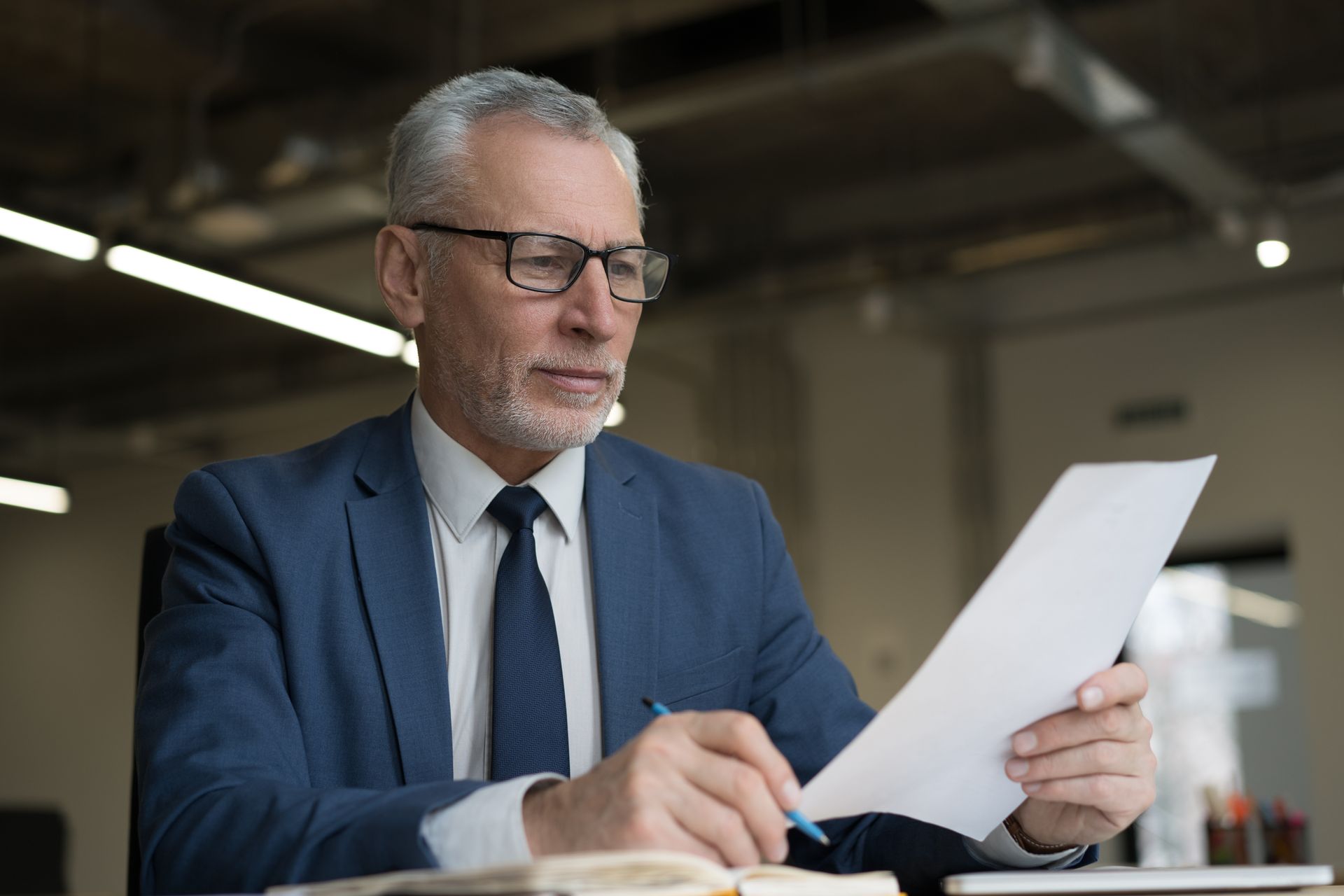 Appareil photo vintage, argent et noir, au format vertical 16:9, objectif mis au point, posé sur un clavier.