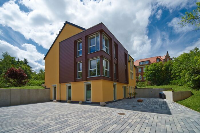 Kleintierpraxis Kornelia Jung, Oelsnitz, Praxisgebäude mit Parkplatz