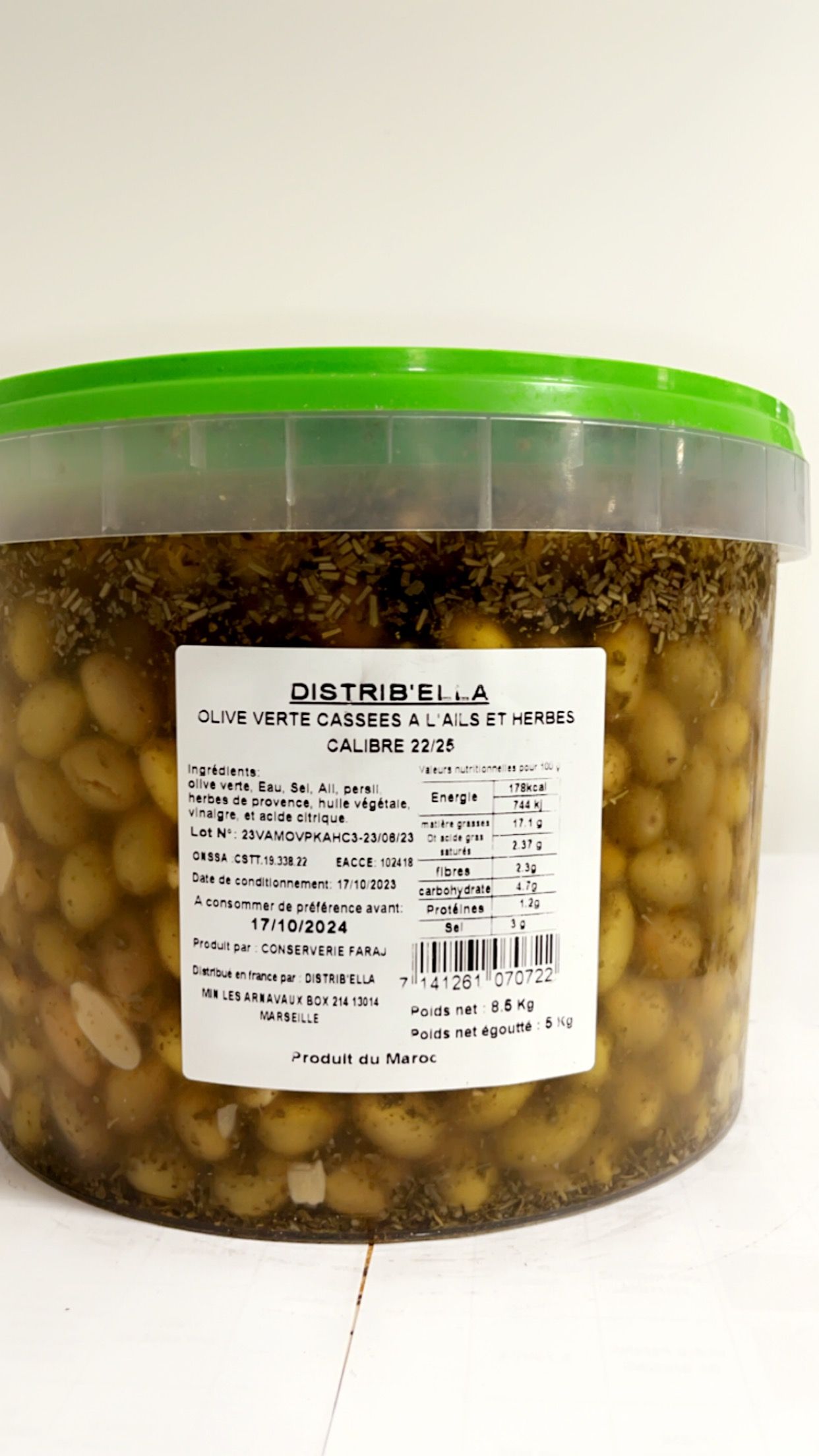 Un seau d'olives cassées à l'ail et herbes