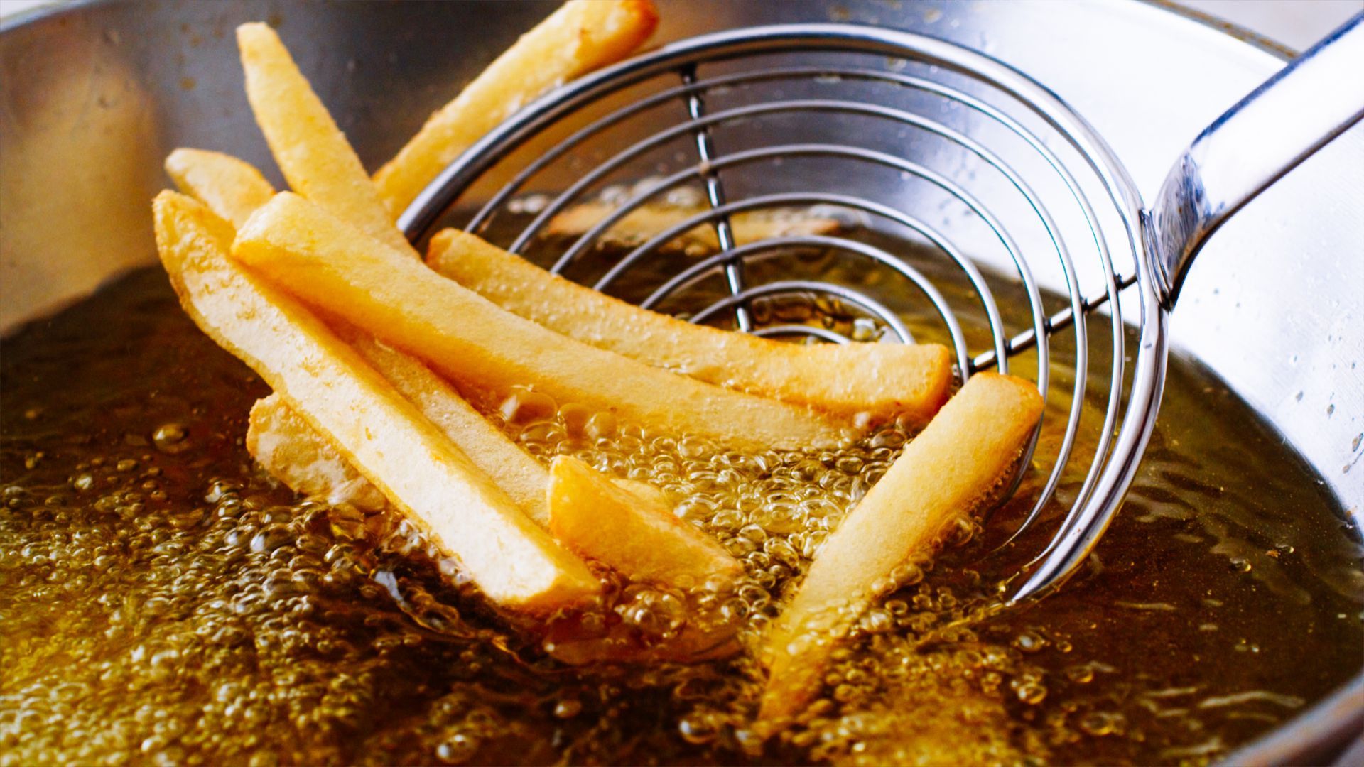 Des frites dans un écumoir