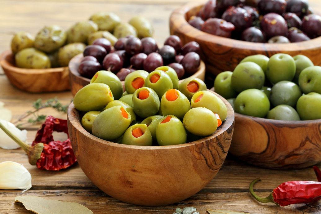 Des bols d'olives