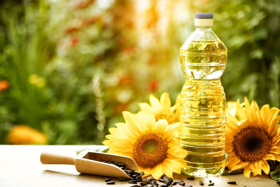 Une bouteille d'huile et des tournesols