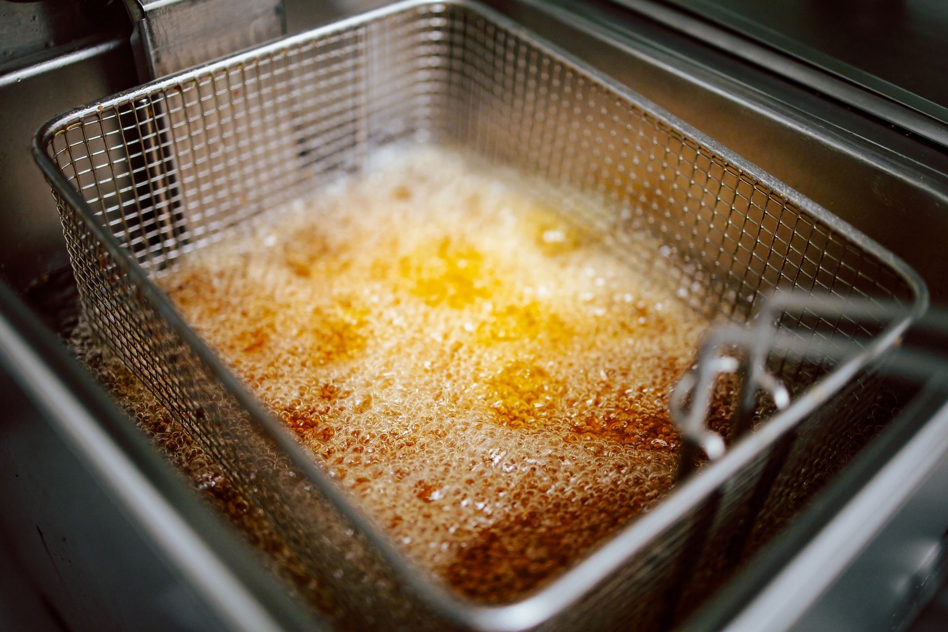 Une friteuse en chauffe